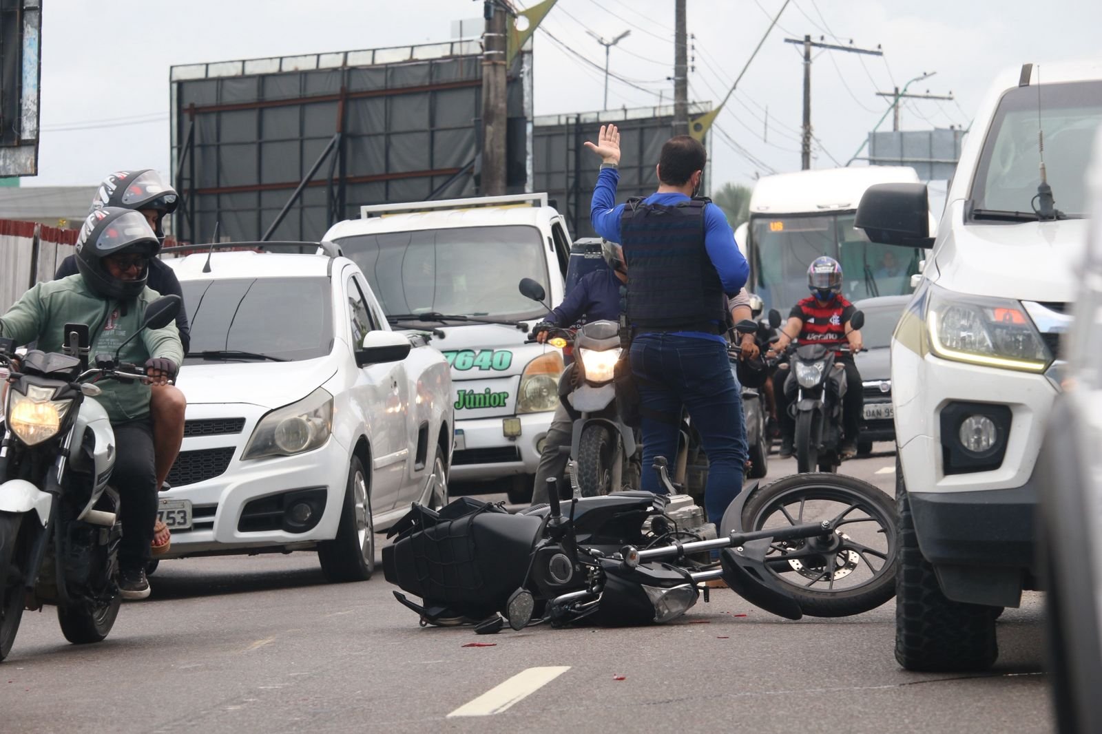 Acidente entre moto e viatura da perícia deixa ferido e trava trânsito no V8