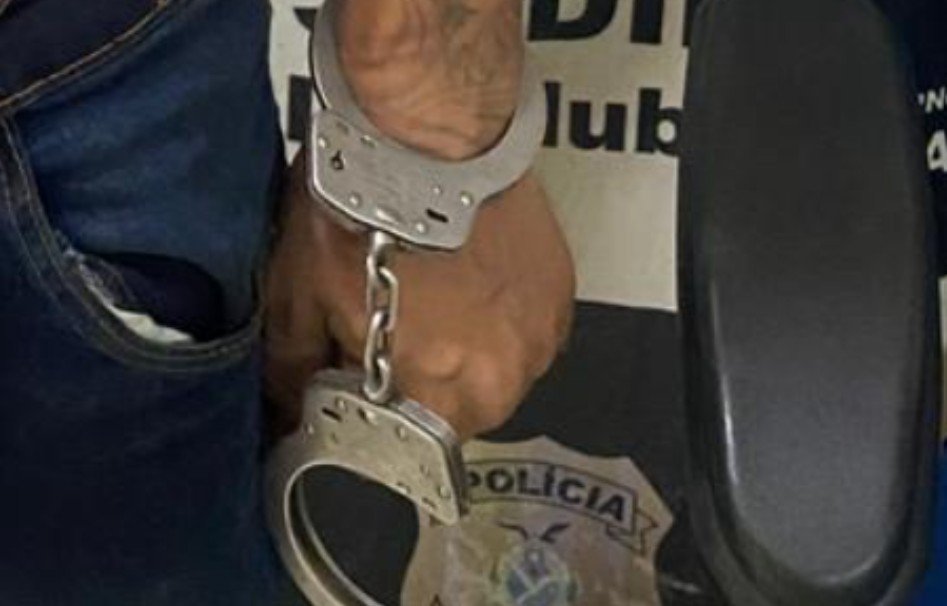 Com "kit do tráfico" na sacola, homem é capturado após perseguição em Iranduba