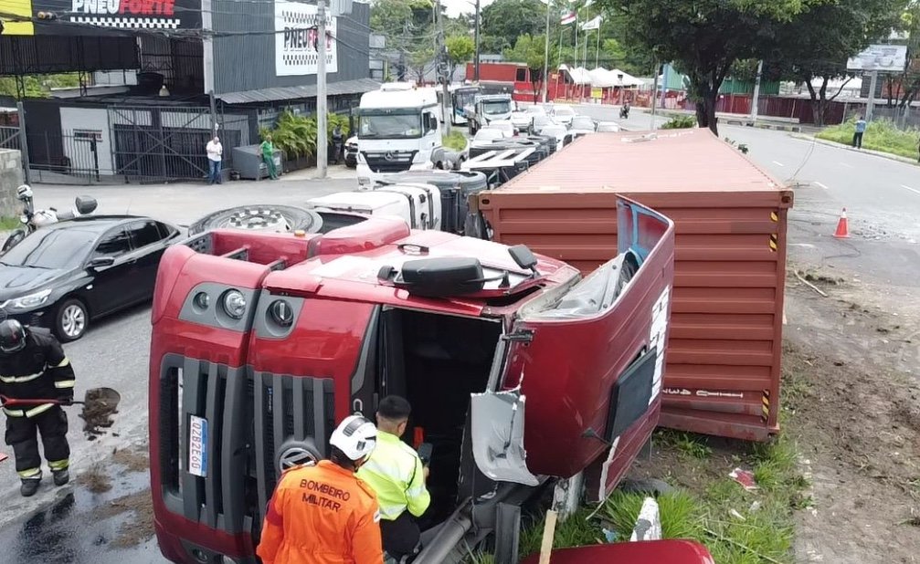 Carreta tomba na Av. Cosme Ferreira e deixa trânsito caótico em Manaus