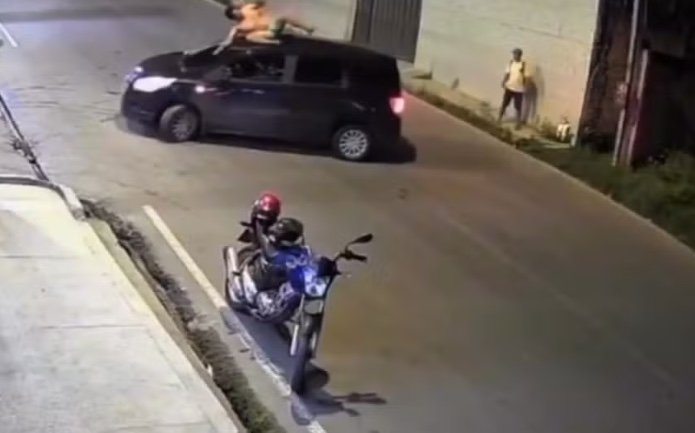 Vídeo: Motociclista cai de pé após batida impressionante em Manaus