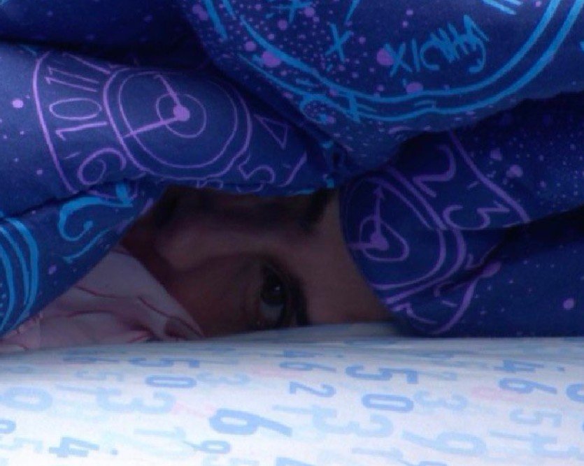 Flagra! Ana Paula ouve conversa de Gabi e Marciele escondida sob edredom