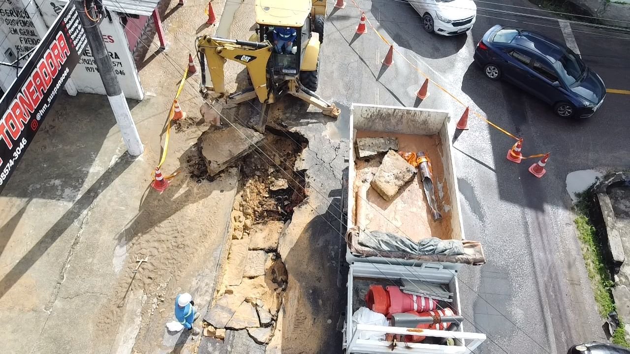 Avenida é interditada no Novo Aleixo após tubulação 'estourar' e rio de lama invadir casas