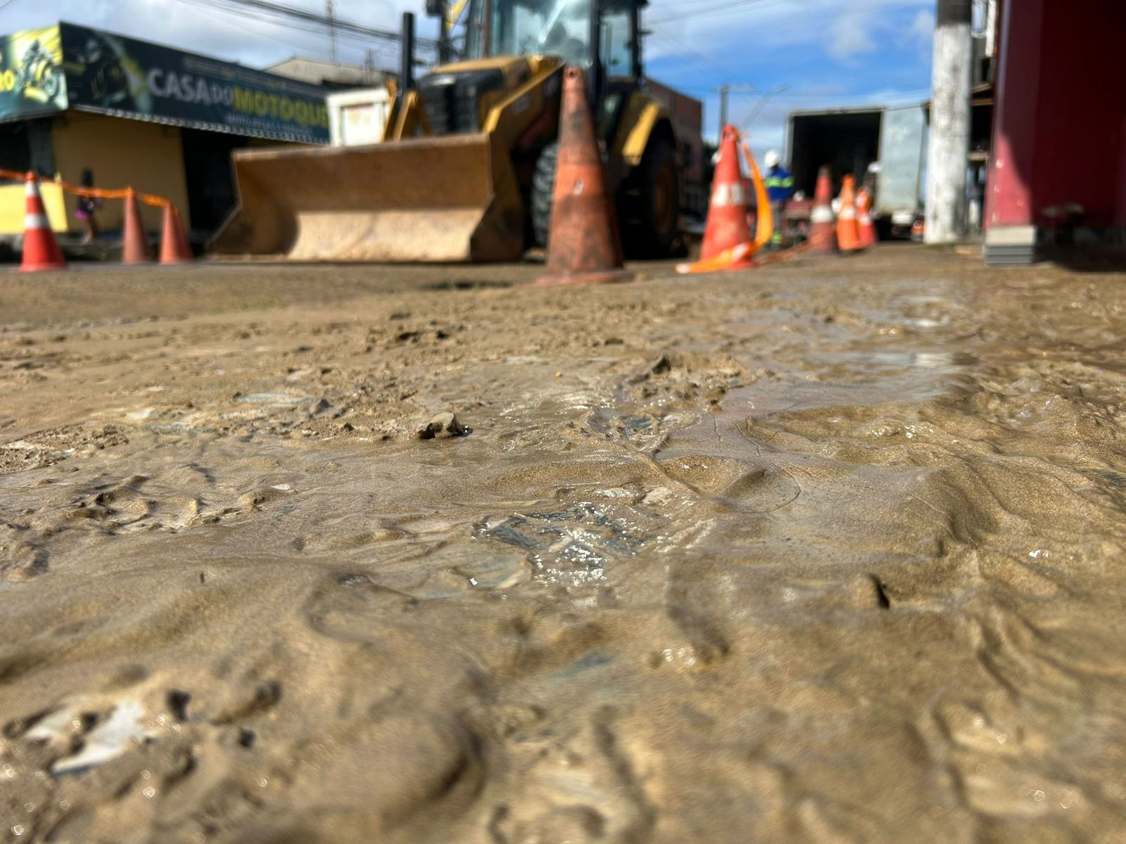 Bairros sofrem com falta d'água após rompimento de tubulação no Novo Aleixo