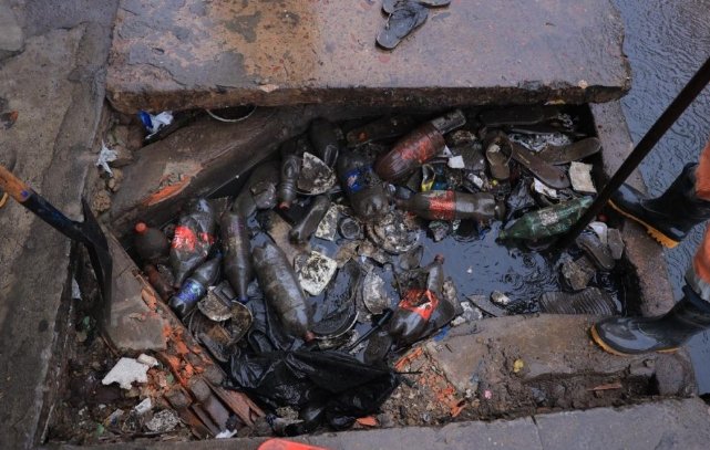 Mais de 10 toneladas de lixo são retiradas de bueiros após fortes chuvas em Manaus