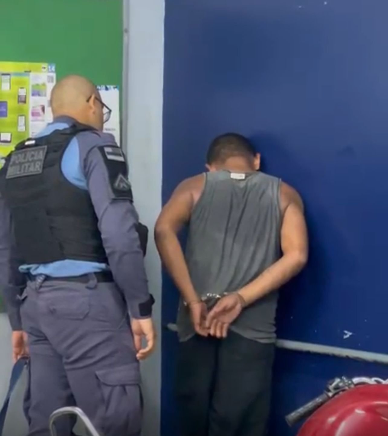 Homem é preso após esfaquear desafeto na frente de supermercado em Manaus