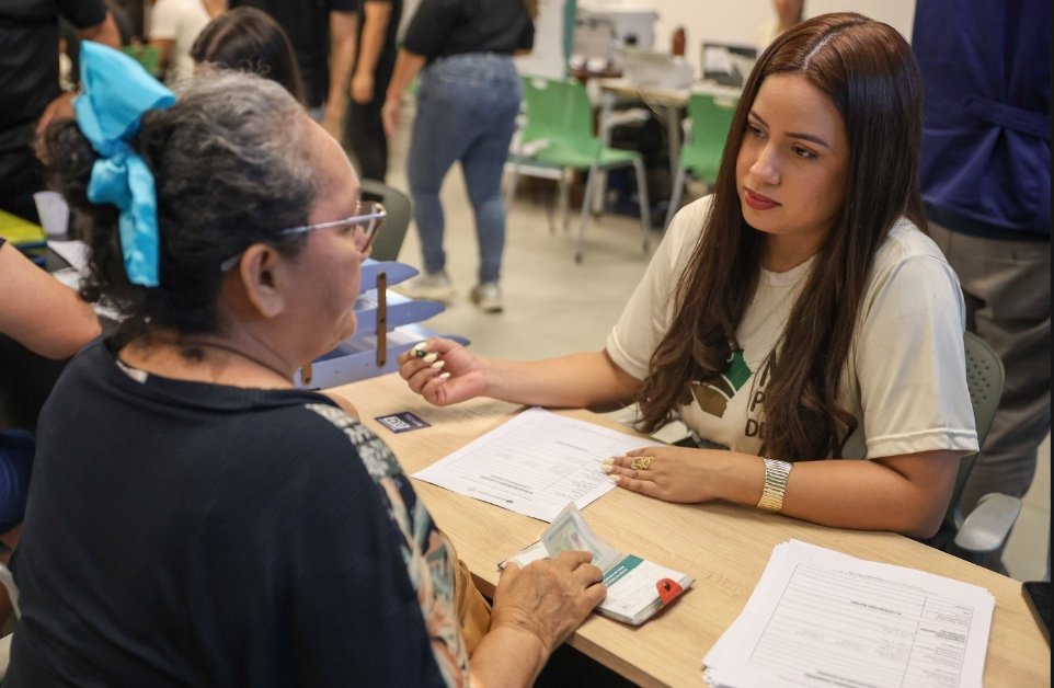 Governo do Amazonas entrega títulos definitivos a 500 famílias em Manaus