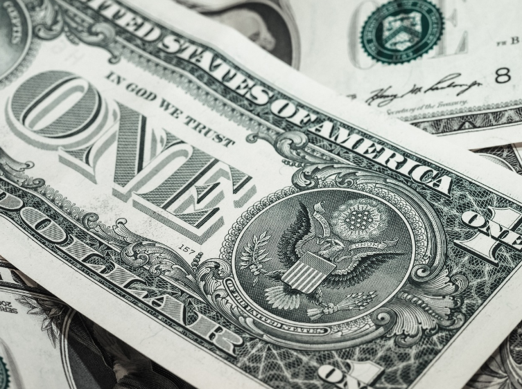 Correção: Dólar cai e fecha a R$ 4,99, no menor valor em mais de 2 anos