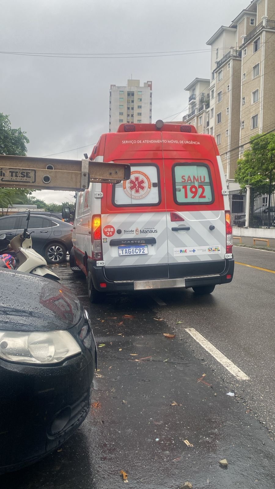 Mulher é atropelada por picape ao tentar atravessar rua no Parque Dez