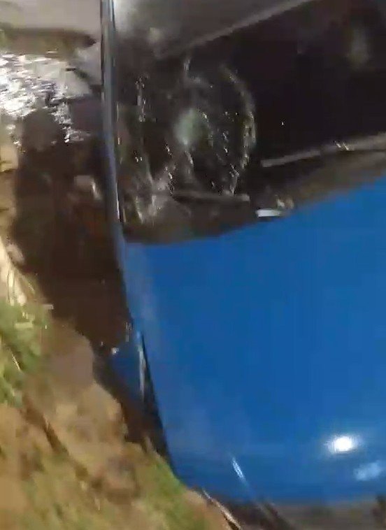 Carro é engolido por buraco em rua na Compensa; veja vídeo