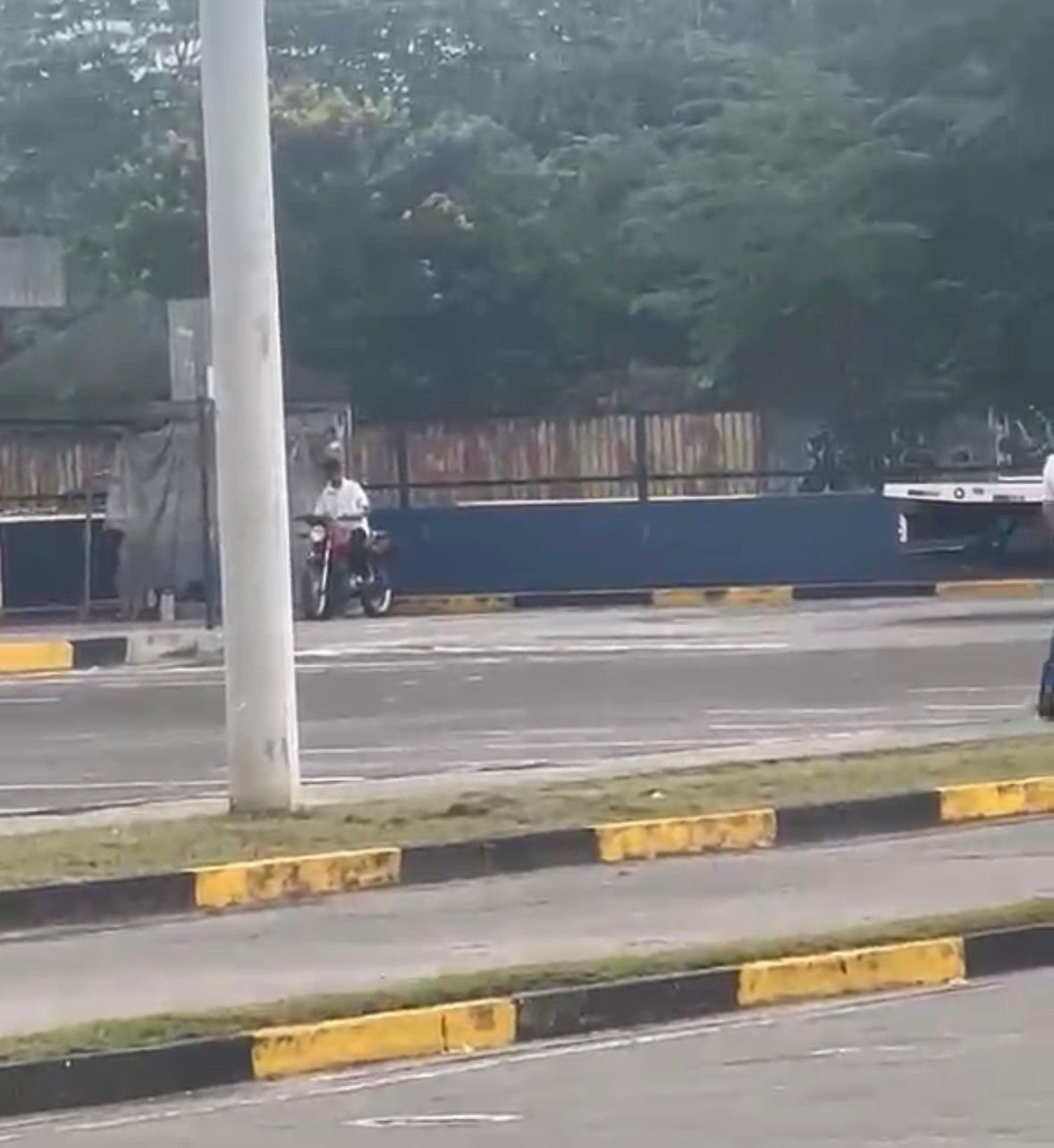 Aluno de autoescola tenta fugir empurrando moto irregular no pátio do Detran-AM