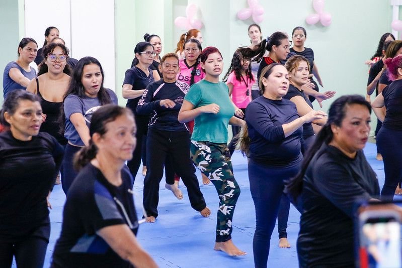 Projeto capacita mulheres para situações de risco em Manaus; Thaisa Cidade entrega certificados