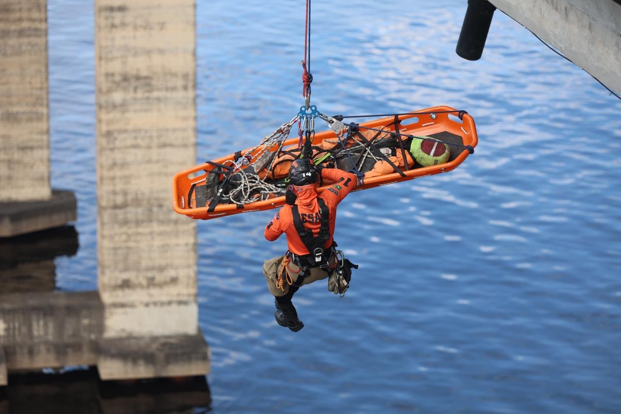Bombeiros do Amazonas realizam simulação de resgate em altura na Ponte Rio Negro