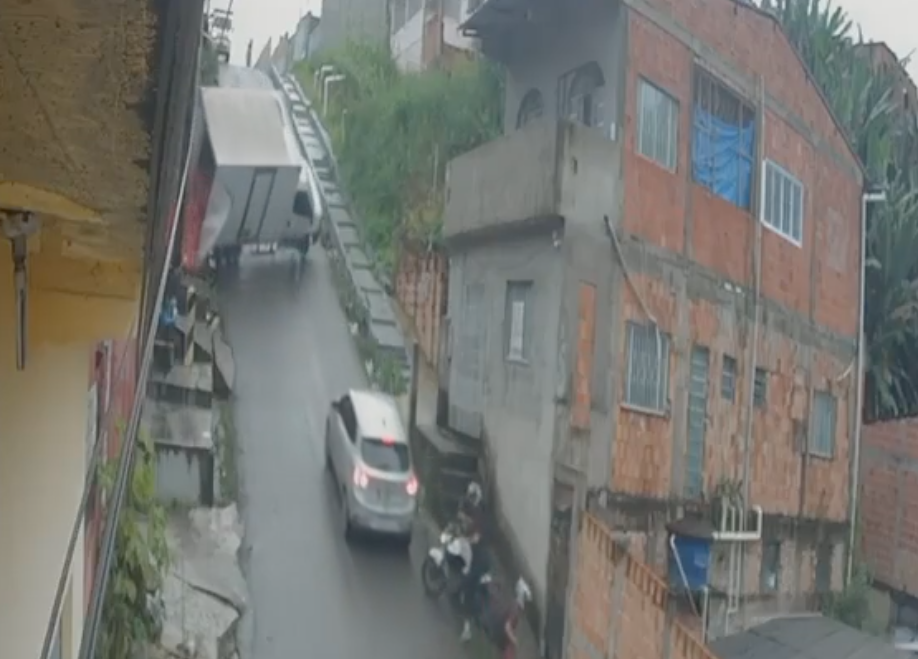 Homem salta de caminhão e escapa de ser esmagado na Cidade Nova; vídeo