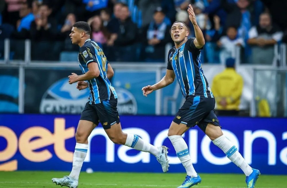 Grêmio vence o Santos de virada e deixa rival na zona de rebaixamento