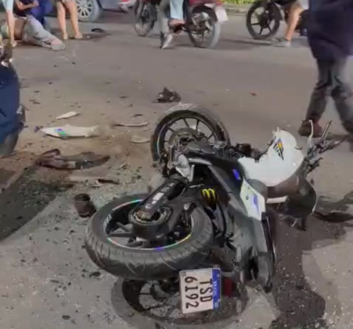 Carro sem combustível na pista provoca acidente com motociclista em Manaus