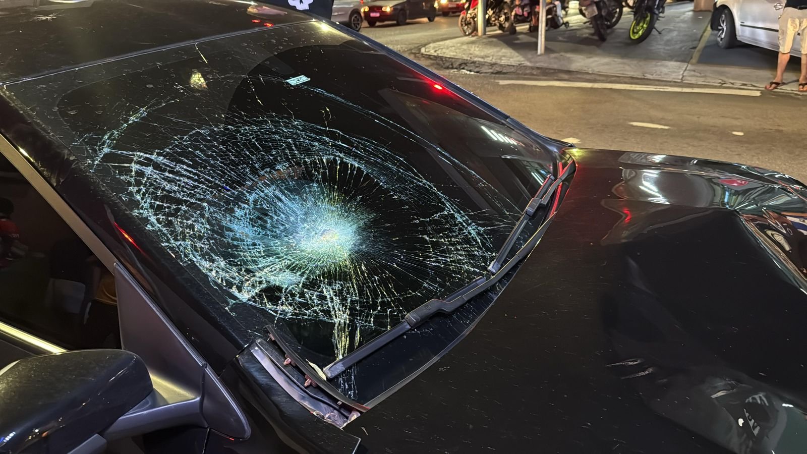 Colisão entre carro e moto deixa dois feridos no bairro Alvorada