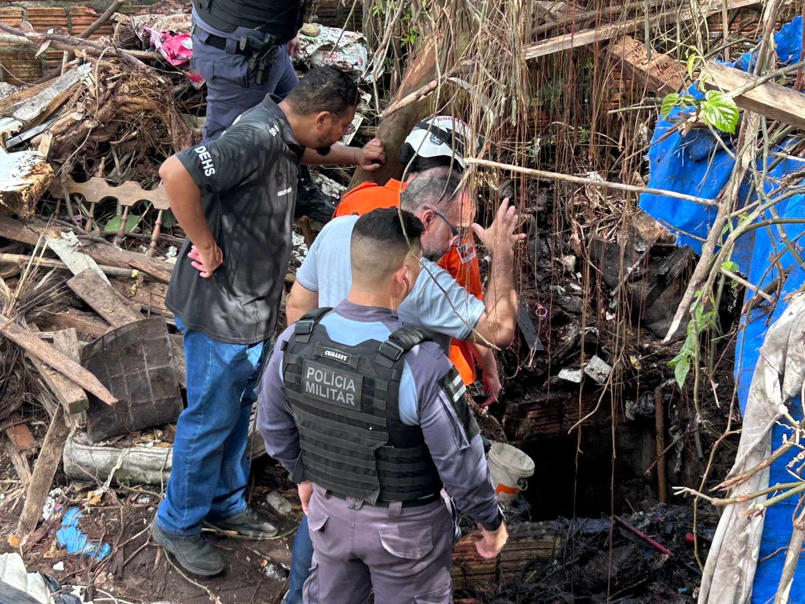 Polícia encontra ossada de ex-PM que filho confessou ter matado e jogado em cacimba em Manaus