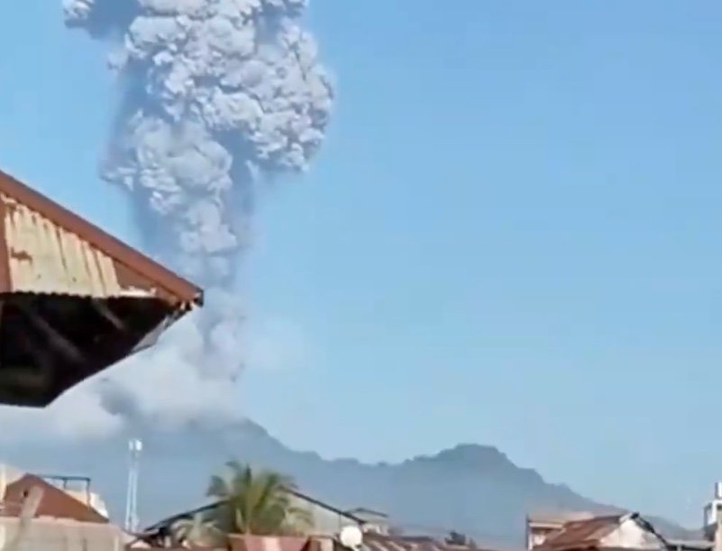 Vulcão na Indonésia entra em erupção e deixa mortos; vídeo