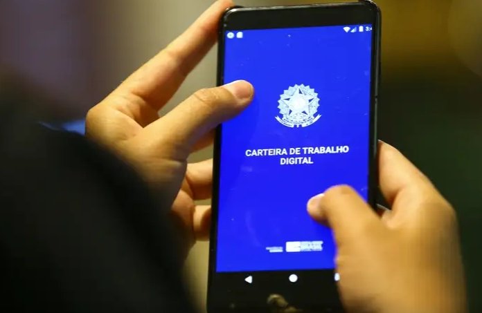 Amazonas cria 1,7 mil empregos com carteira assinada em abril