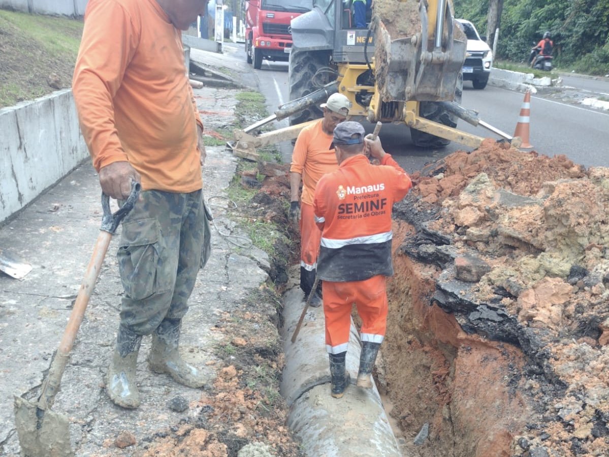 Após rompimento de tubulação, Seminf realiza obra urgente na Rodrigo Otávio