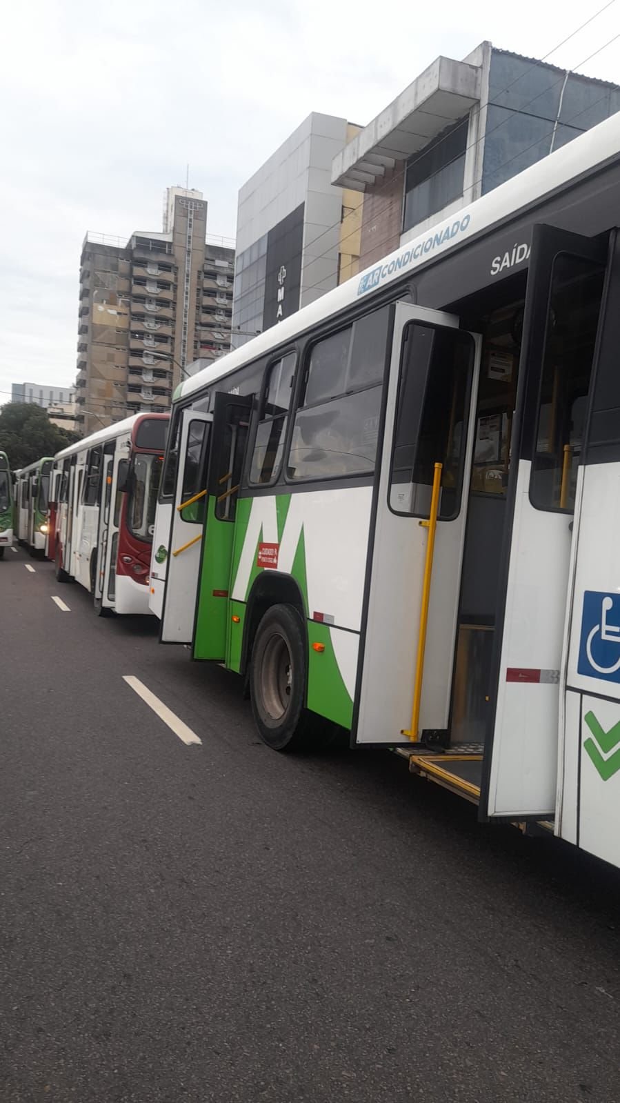 Caos: Rodoviários pegam a população de surpresa e paralisam linhas de ônibus em Manaus