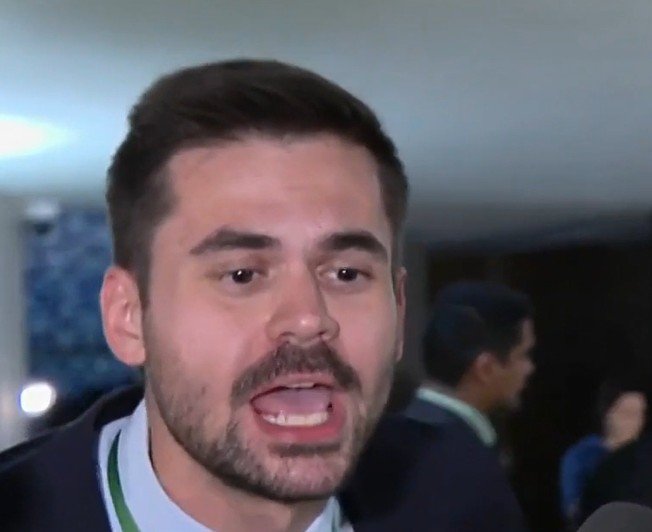 "Anistia é o c...": Invasão de assessor de Janones em entrevista termina em demissão em Brasília