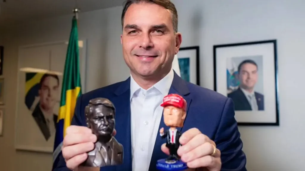 Sob desgaste na pré-campanha, Flávio Bolsonaro vai aos EUA em busca de encontro com Trump