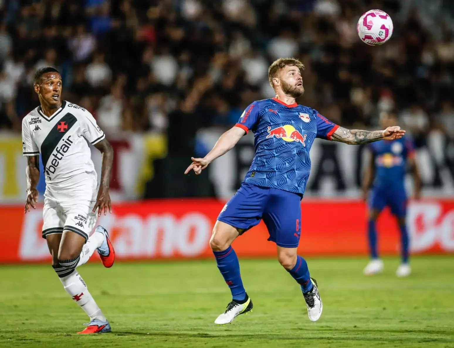 Bragantino atropela Vasco por 3 a 0 e deixa cruzmaltino à beira da zona de rebaixamento