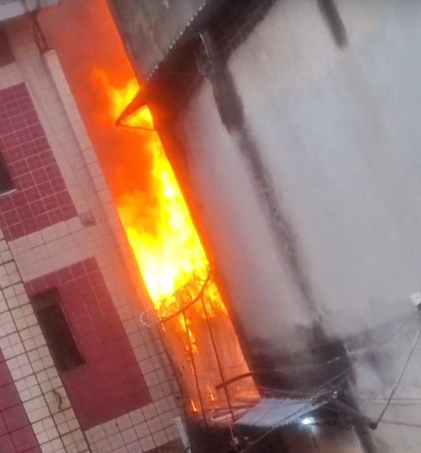 Incêndio atinge casa e ameaça consumir apartamentos no São Jorge; veja vídeo