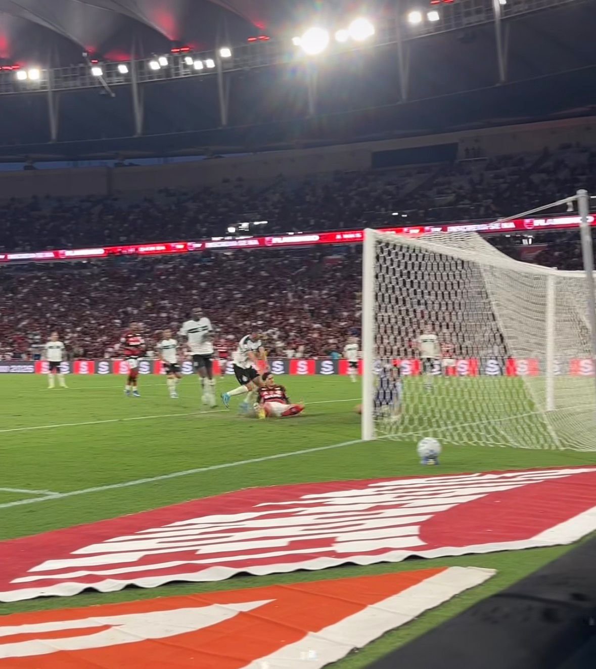 Flamengo passa por cima dos desfalques e bate o Coritiba por 3 a 0