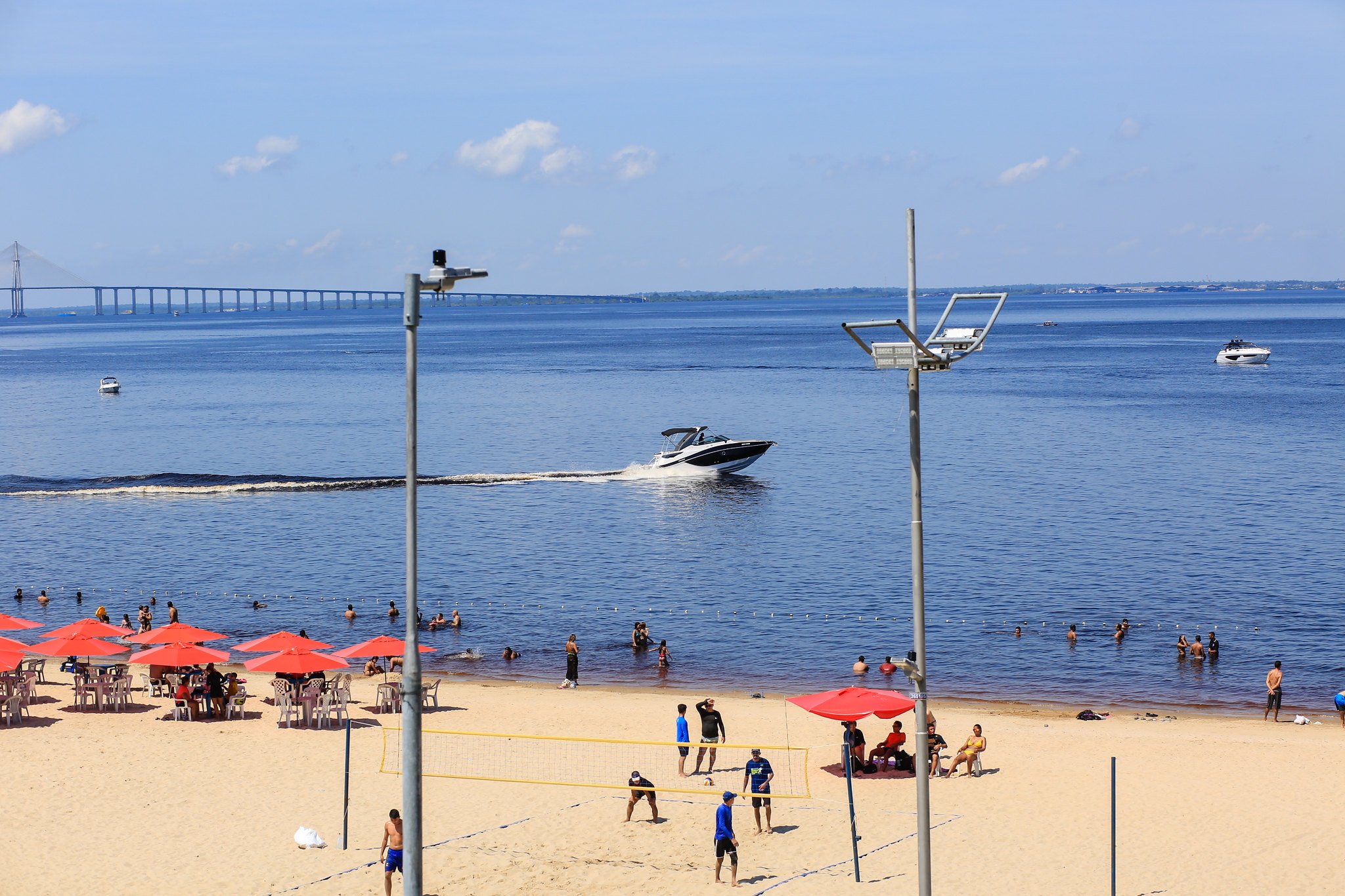Confira o que é proibido levar e as regras de navegação na Ponta Negra