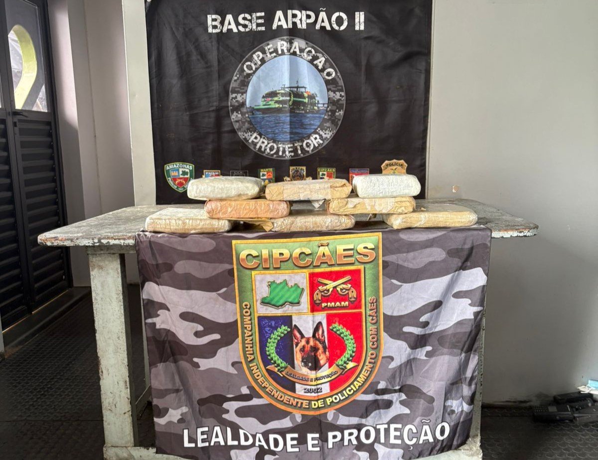 Denúncia anônima leva PM a apreender 8 kg de skunk em barco no interior do Amazonas