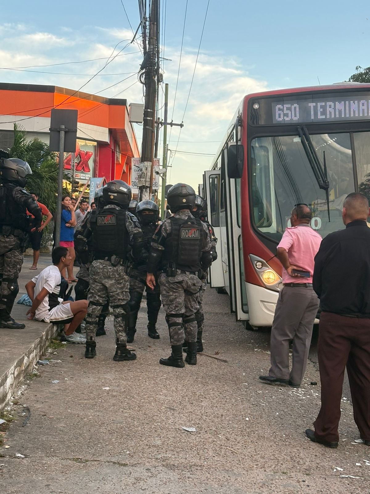 Homem é preso suspeito de tentar assaltar ônibus na Av. Rodrigo Otávio