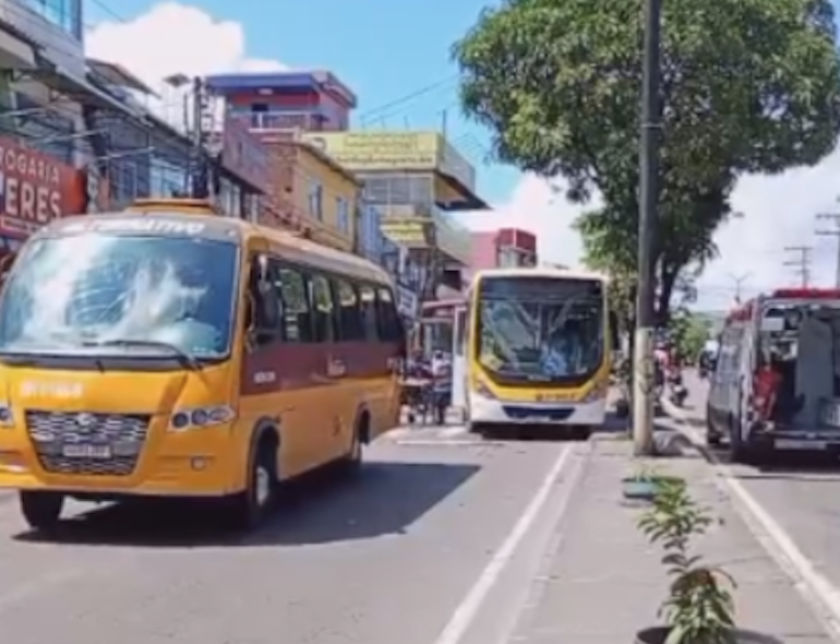 Grave colisão entre ‘Amarelinho’ e ônibus deixa feridos e trava o trânsito na Zona Leste de Manaus