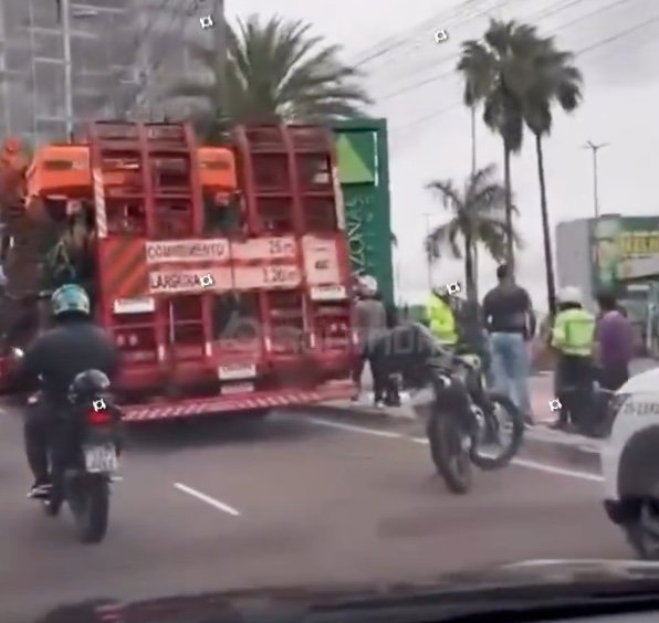 Carreta derruba fiação em frente ao Amazonas Shopping e causa transtornos no trânsito