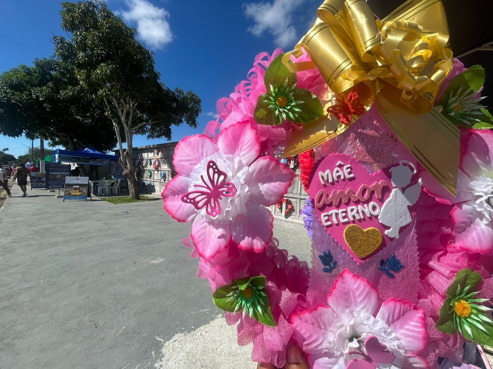 Flores e Saudade: Milhares de filhos homenageiam as mães nos cemitérios de Manaus