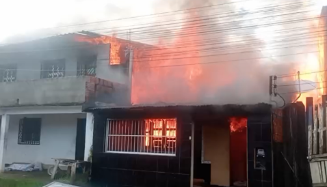 Incêndio de grandes proporções destrói casas e assusta moradores em Coari