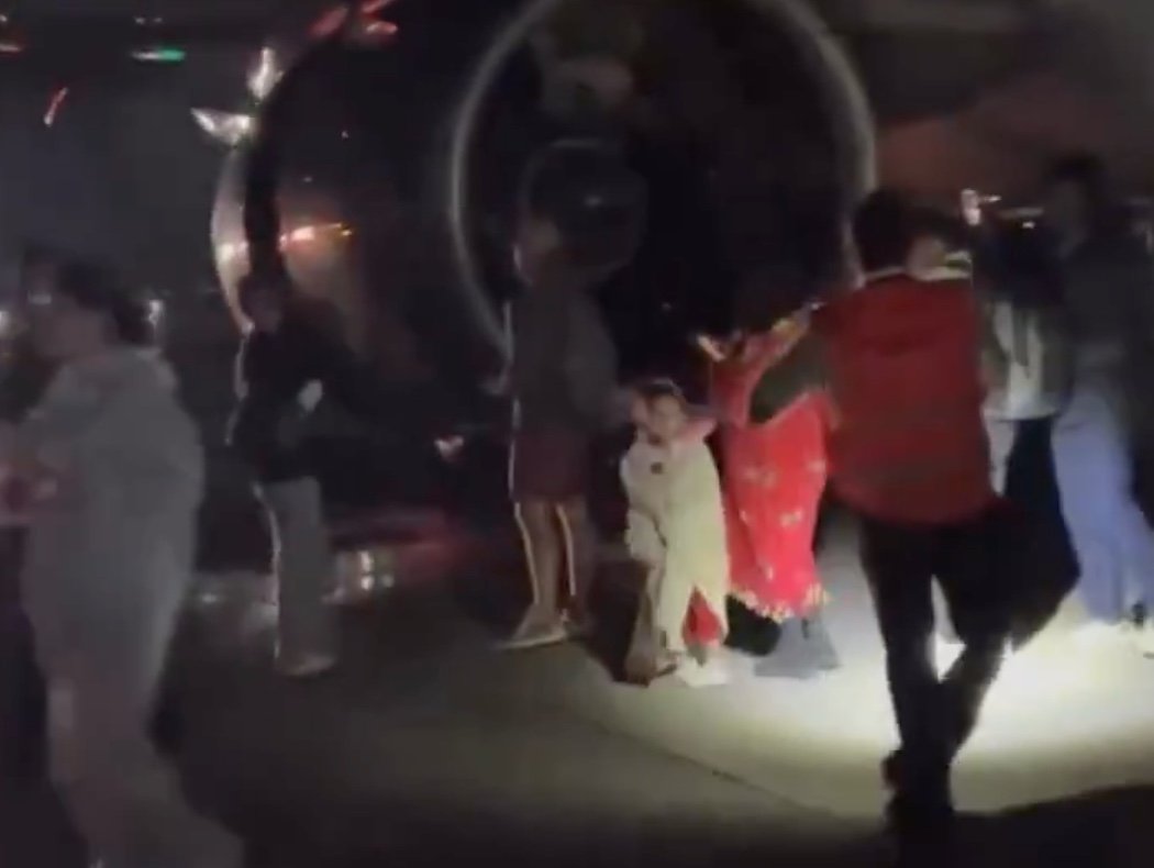 Avião "atropela" pedestre e voo é interrompido nos EUA; vídeo