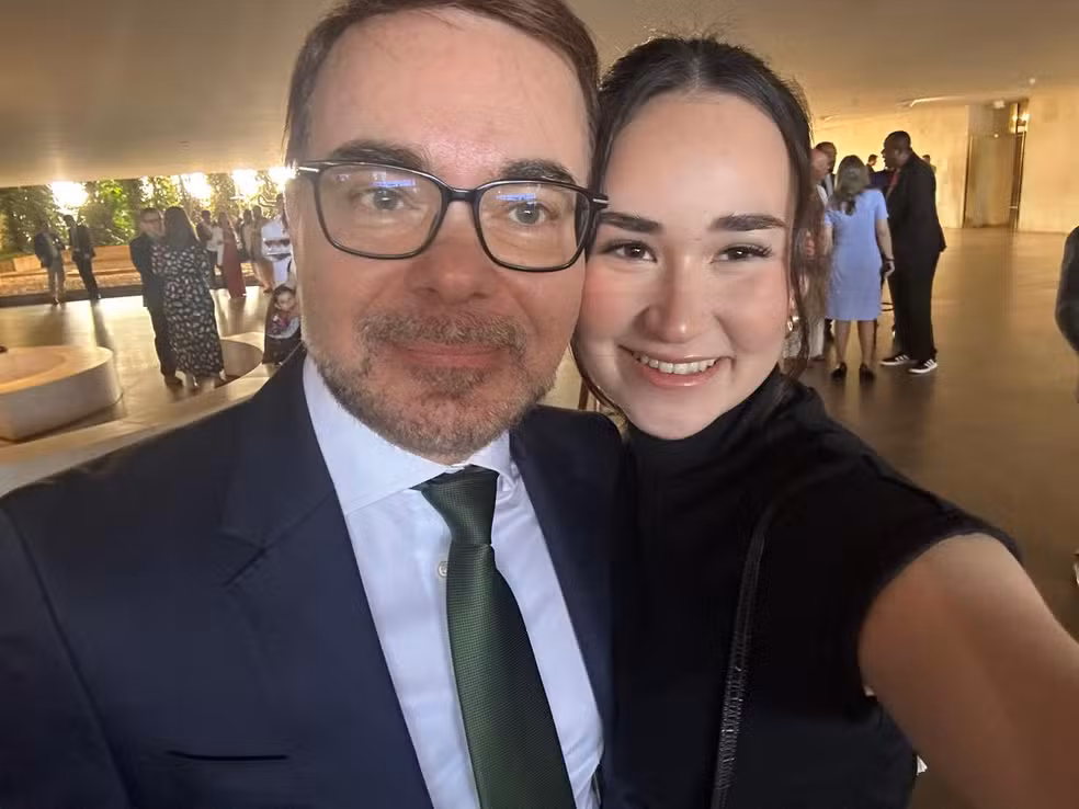 Filha de embaixadores de Lula morre ao ser atropelada por van no Rio de Janeiro