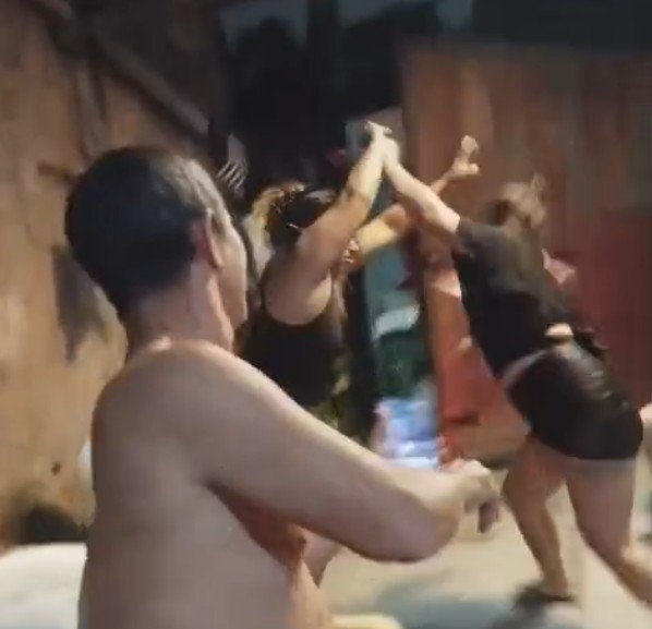 Vídeo chocante mostra jovem sendo morta a facadas pela amiga no Jorge Teixeira