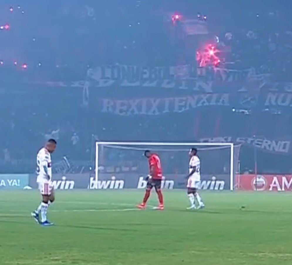 Vandalismo de torcida interrompe jogo entre Flamengo e Independiente pela Libertadores
