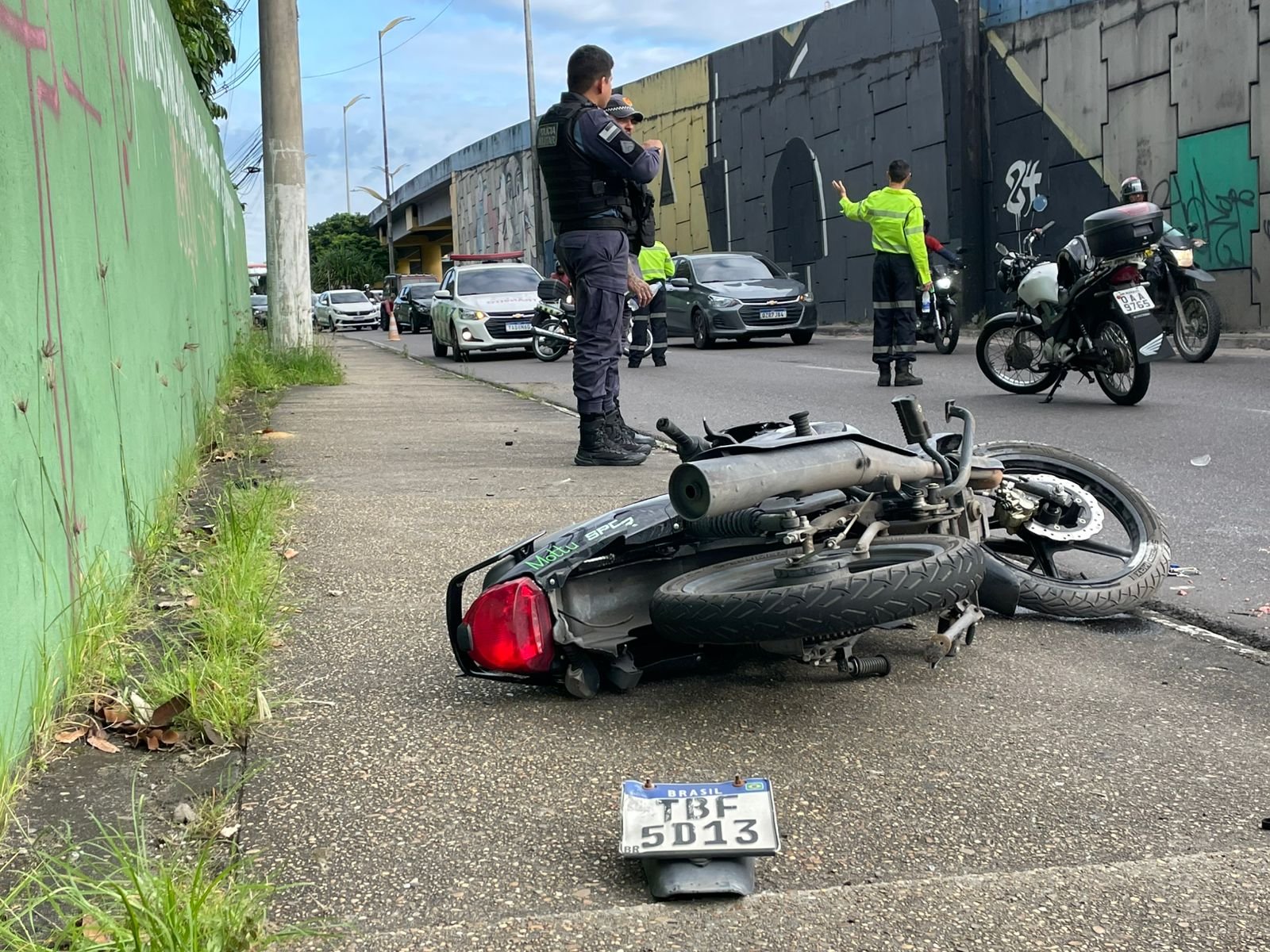 Motociclista morto na Av. Rodrigo Otávio teve cabeça esmagada por carreta; saiba mais