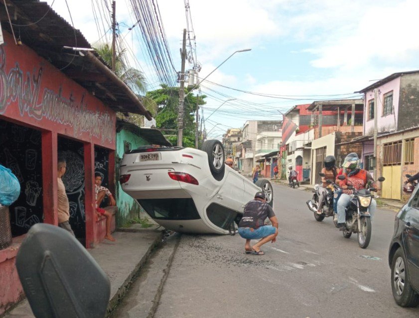 Acidente entre carros termina em capotamento em rua do Novo Aleixo nesta segunda-feira