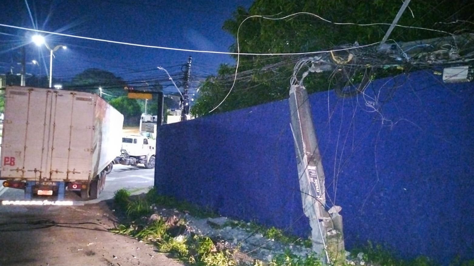 Motorista com CNH errada bate caminhão em poste e deixa trecho do Coroado no escuro