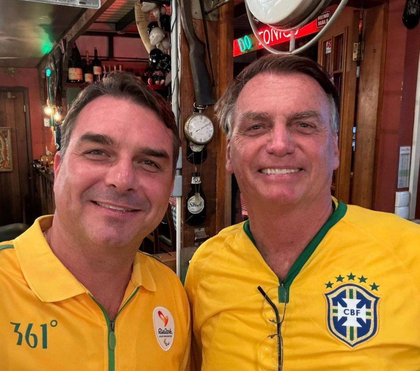 Em prisão domiciliar, Bolsonaro exige que PL blinde Flávio após vazamento de áudios com Vorcaro