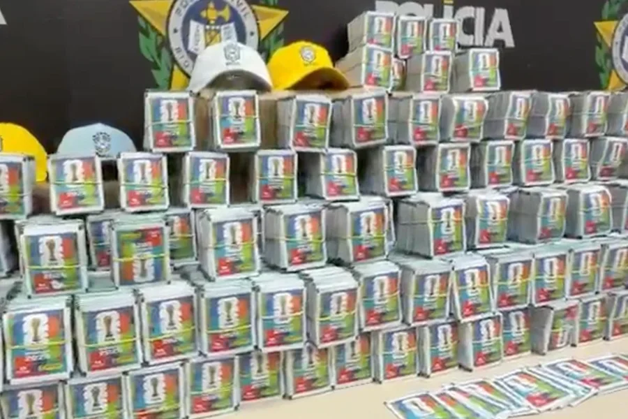 200 mil figurinhas piratas da Copa são apreendidas