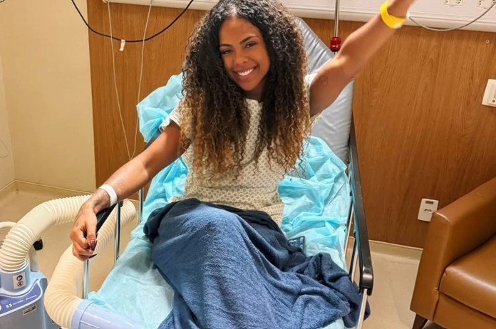 Cantora e ex-BBB Marvvila passa por cirurgia e remove dedo da mão