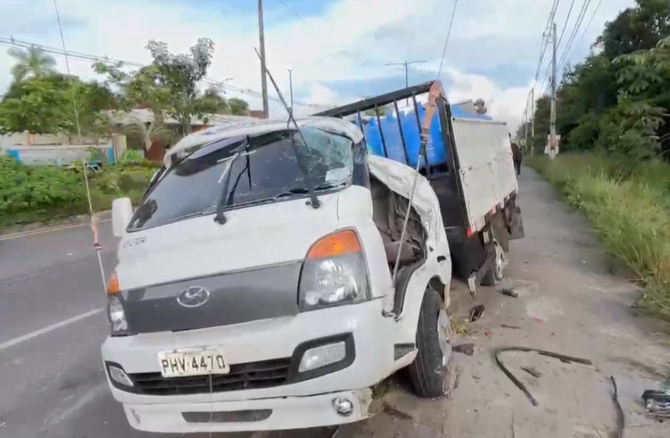 Imagens mostram impacto de grave acidente que deixou motorista preso às ferragens na Av. do Turismo