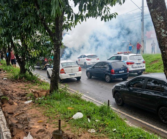 Carro pega fogo e deixa trânsito caótico em avenida na Compensa
