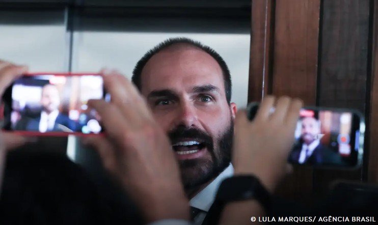 PGR pede ao STF condenação de Eduardo Bolsonaro por coação em processo